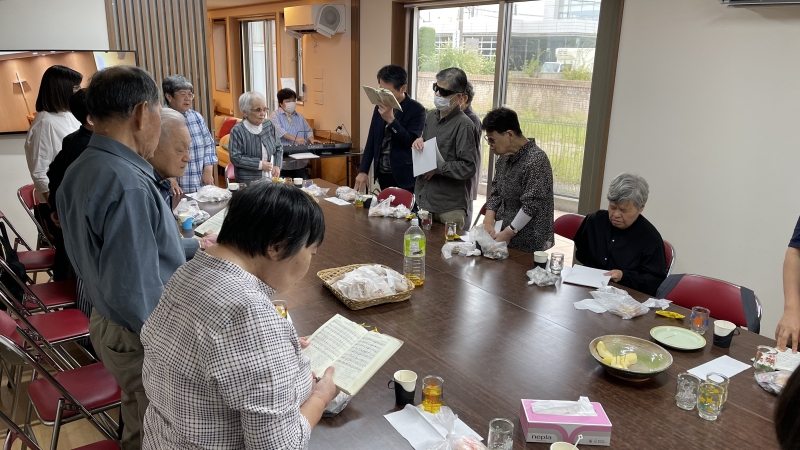 「感謝の集いで讃美歌を歌う参加者」の画像