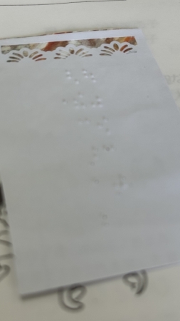 会員手作りの点字の栞(点字は縦書きになっています!)